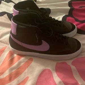 Black and purple nike sneakers.